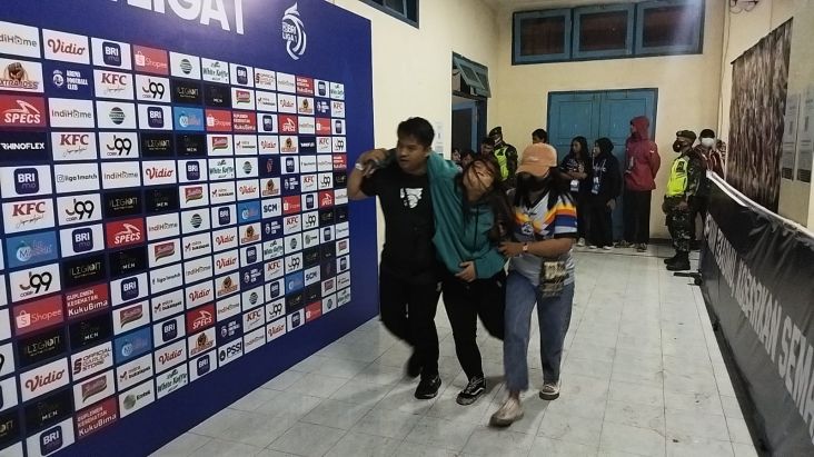 Alasan Polisi Tembakkan Gas Air Mata saat Kerusuhan Suporter di Stadion Kanjuruhan Malang
