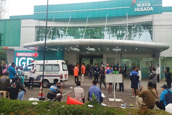 Tangis Pecah di Rumah Sakit, Ratusan Keluarga Kebingungan Cari Korban Kerusuhan Arema FC vs Persebaya