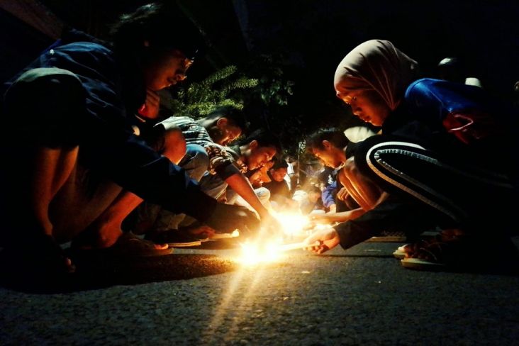 Doa Khusyuk Keyla Firisya di Depan Nyala Lilin Keprihatinan Tragedi Kanjuruhan