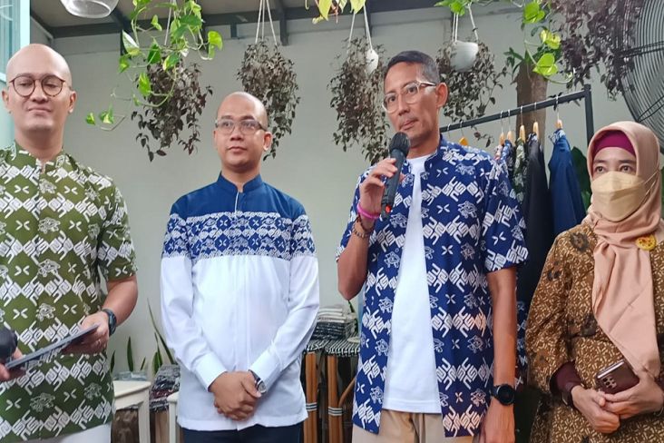 Gandeng Fatih Indonesia, Ini Jurus Sandiaga Tenarkan Batik di Kancah Internasional