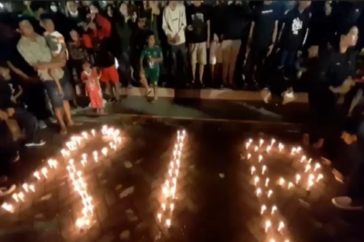 Nyala Lilin dan Doa Bonek untuk Aremania Korban Kerusuhan di Stadion Kanjuruhan