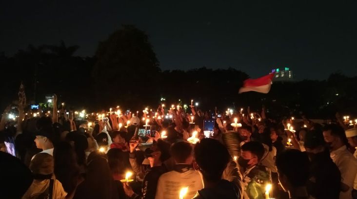 Ribuan Warga Surabaya Doa Bersama untuk Aremania Korban Tragedi Kanjuruhan