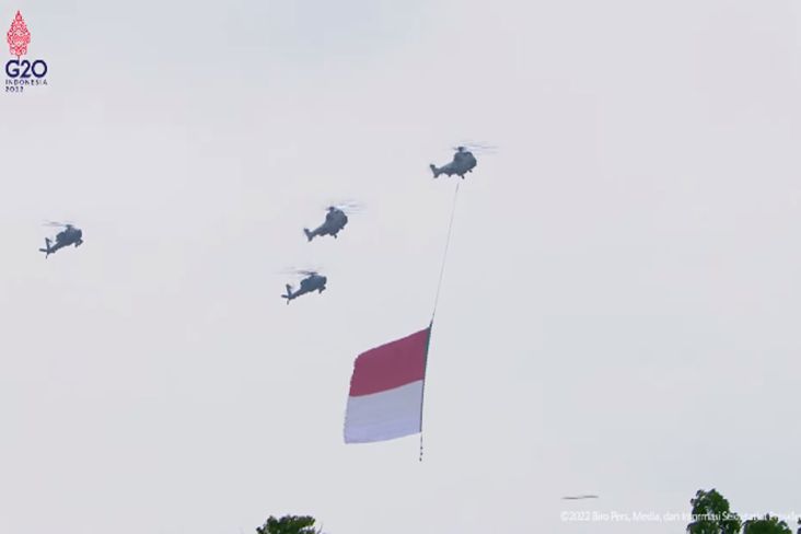 HUT ke-77 TNI, Bendera Merah Putih Raksasa Dikibarkan dari Ketinggian 1.000 Kaki