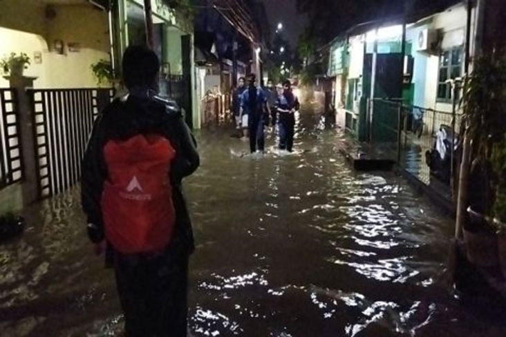 Diguyur Hujan Deras, BPBD DKI Catat Pagi Ini 3 RT Masih Banjir