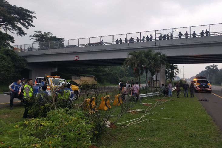 Mayat Pria Bersimbah Darah Ditemukan di Taman Pembatas Jalan Tol Jagorawi