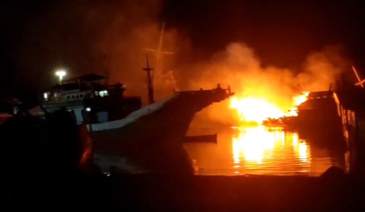 Warga Sikka Geger, Kapal Nelayan Mendadak Terbakar saat Berlabuh