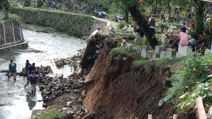 25 Makam di TPU Sirnaraga Bandung Rusak Tergerus Hujan Deras