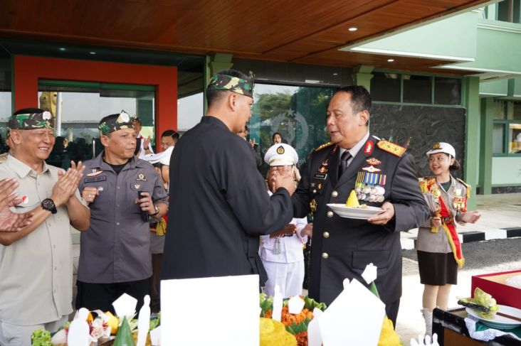 Momen Kapolda Jabar Beri Kejutan ke Pangdam III Siliwangi di HUT ke-77 TNI