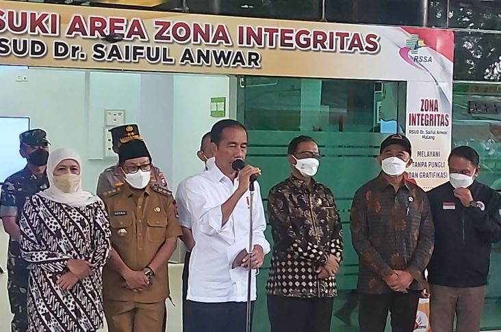 Jenguk Korban Tragedi Kanjuruhan di RSSA Malang, Jokowi: Semangat dan Cepat Sembuh