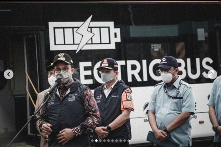 Soal Antrean Panjang di Halte Transjakarta, Anies: Nanti Dijelaskan Direksi