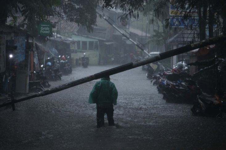 Banjir Rendam 41 RT dan 17 Ruas Jalan di Jakarta, 3 Pintu Air Status Waspada