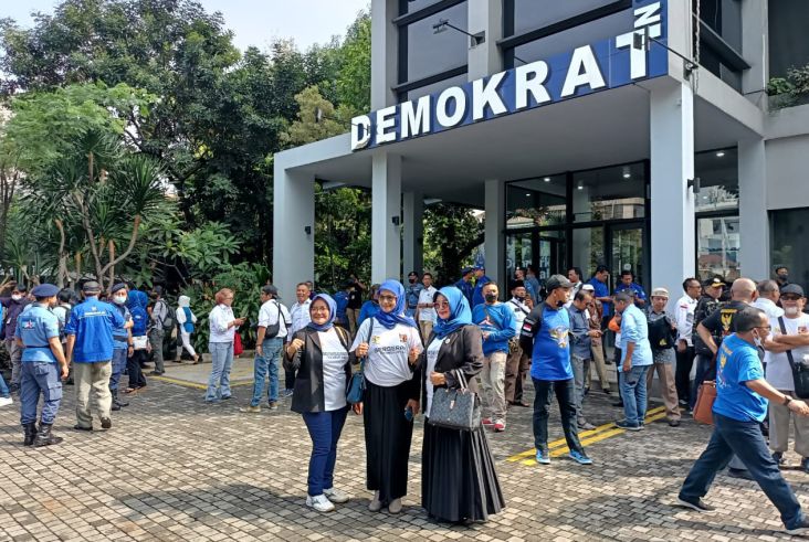 Jelang Kedatangan Anies, Ratusan Kader Demokrat Padati Kantor DPP