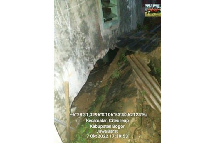 Longsor, Dapur dan Kamar Rumah Warga di Bogor Jebol