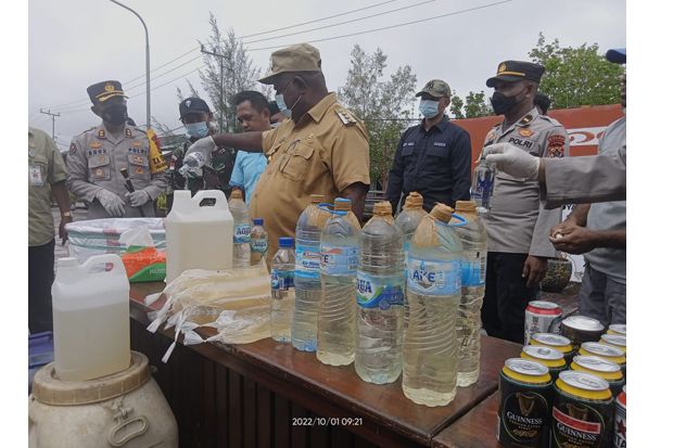 Polres Asmat Musnahkan Barang Bukti Beralkohol dari Hasil Operasi