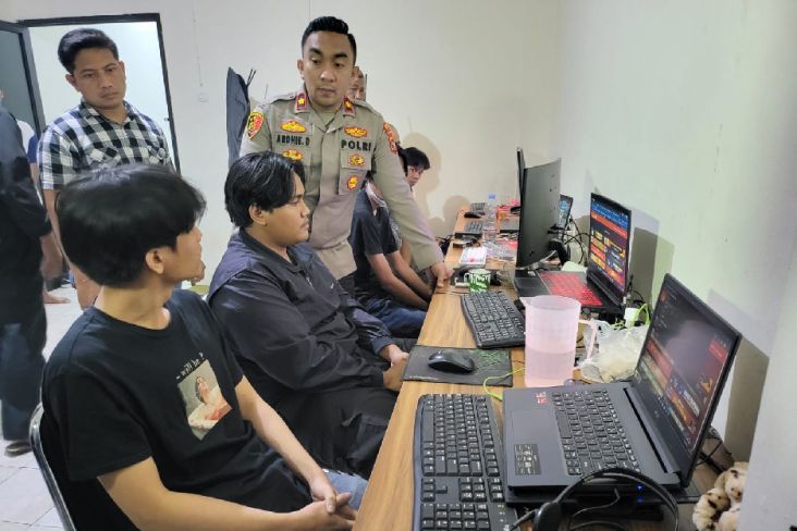 Markas Judi Online di Ruko Taman Palem Cengkareng Digerebek, 5 Operator Ditangkap