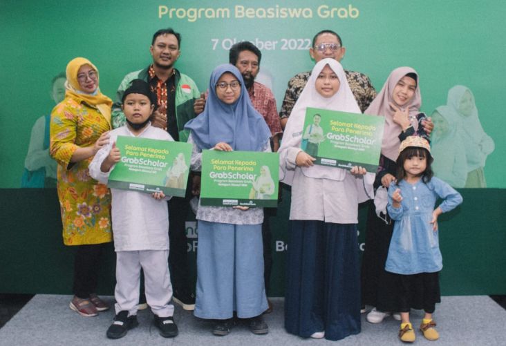 Ratusan Anak Mitra Berprestasi Grab di Surabaya Raih Beasiswa