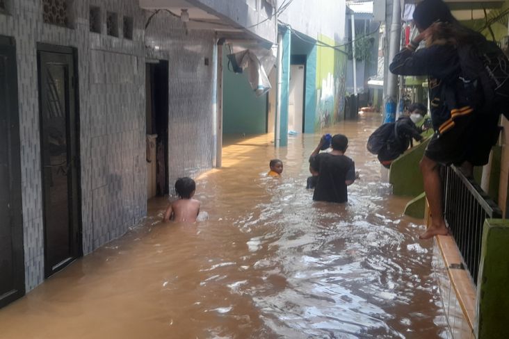 Senin Siang, Banjir Masih Kepung Permukiman Kebon Pala