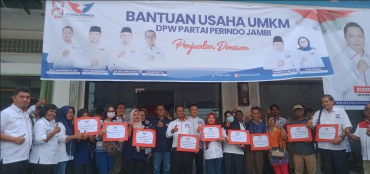 HUT Ke-8 Partai Perindo, Sekjen Ahmad Rofiq Serahkan Bantuan Tenda ke UMKM di Jambi