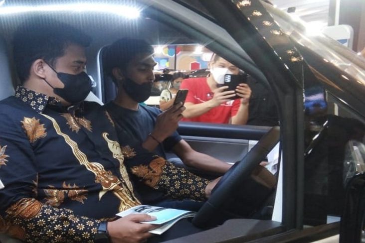 Wali Kota Medan Bobby Nasution Kepincut Mobil Listrik