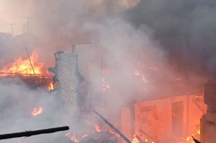 Kebakaran Ruko Dekat Pasar Kebon Pisang Jelambar, 40 Personel Damkar Dikerahkan