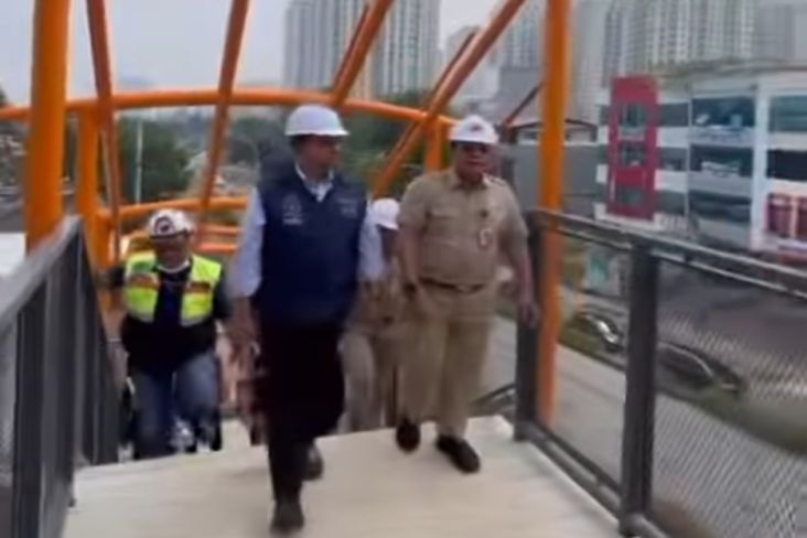 Anies Sidak Pembangunan Skybridge Halte Transjakarta Velbak-Stasiun Kebayoran