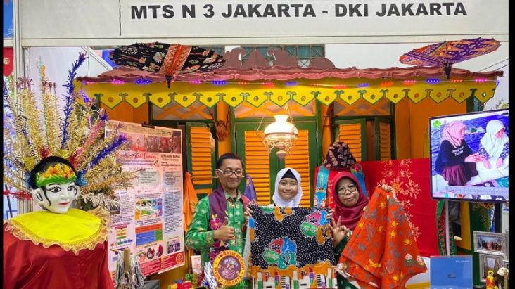 Siswi MTs N 3 Jakarta Kenalkan Batik Tulis Betawi di Ajang Myres 2022