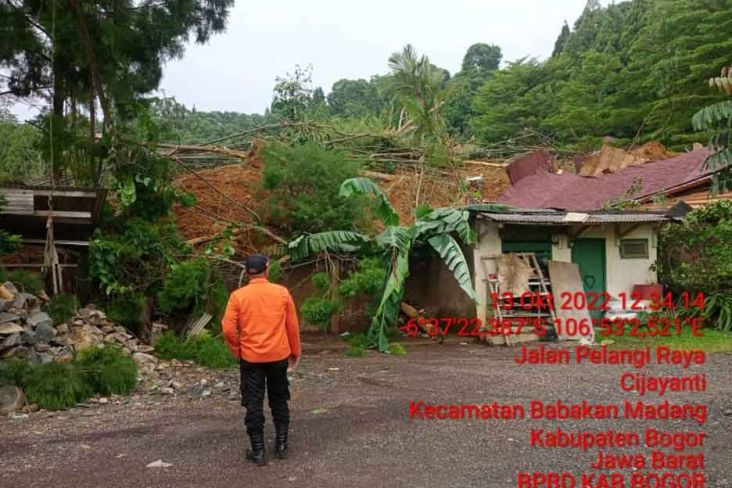 Tebingan Gunung Geulis Longsor, 4 Villa di Bogor Rusak