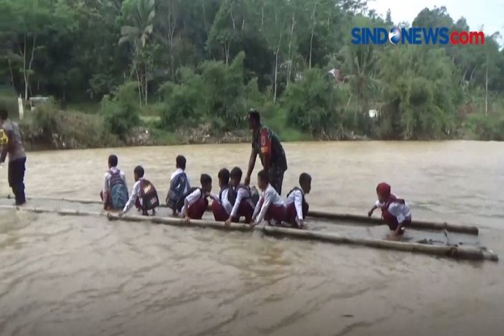 Miris, Demi ke Sekolah Siswa di Sukabumi Naik Rakit Seberangi Sungai