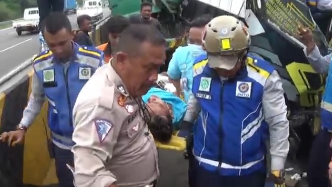 Tabrakan Beruntun 4 Kendaraan di Tol Cipularang, Evakuasi Korban Dramatis