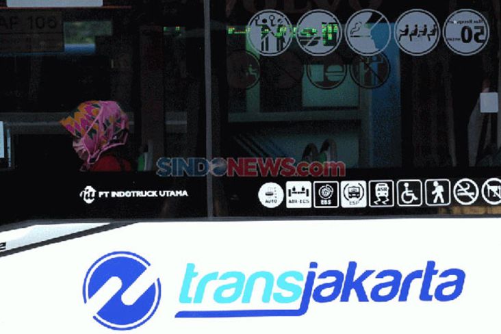 Sigap, Petugas Transjakarta Tangkap 2 Terduga Copet di Bus