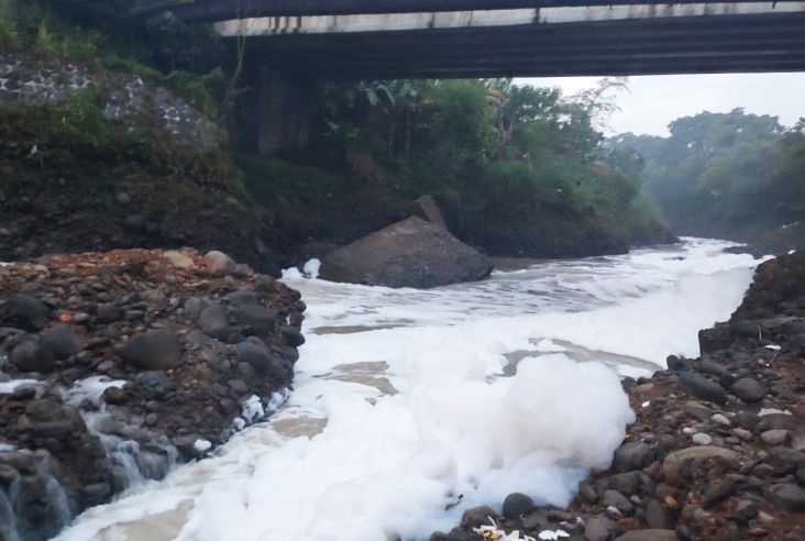 Fenomena Aneh, Aliran Sungai di Jembatan Tarikolot Sempat Berbusa seperti Awan