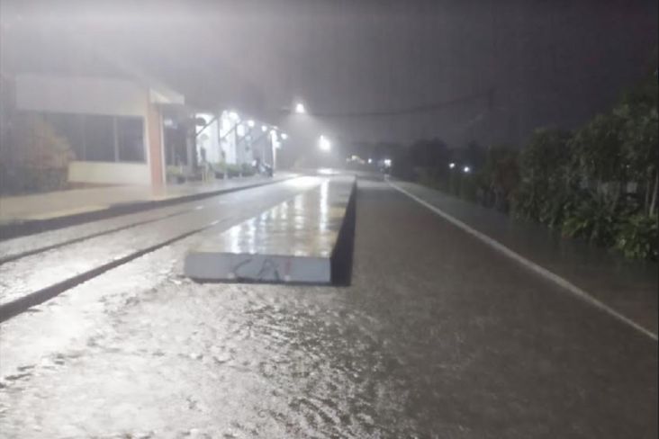 Stasiun Leles Garut Terendam Banjir, 4 Perjalanan KA Tertahan 2 Jam Lebih