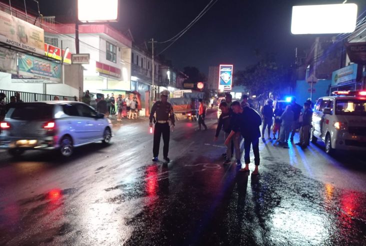 Jatuh Setelah Tabrak Pejalan Kaki, Pengendara Motor di Sukabumi Tewas Terlindas Truk
