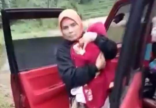 Ibu Hamil Melahirkan di Dalam Mobil saat Terjebak Banjir Bandang di Cianjur