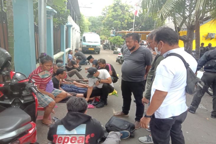 Razia di Kampung Bahari, Polisi Tangkap 8 Orang dan Sita 18,48 Gram Sabu