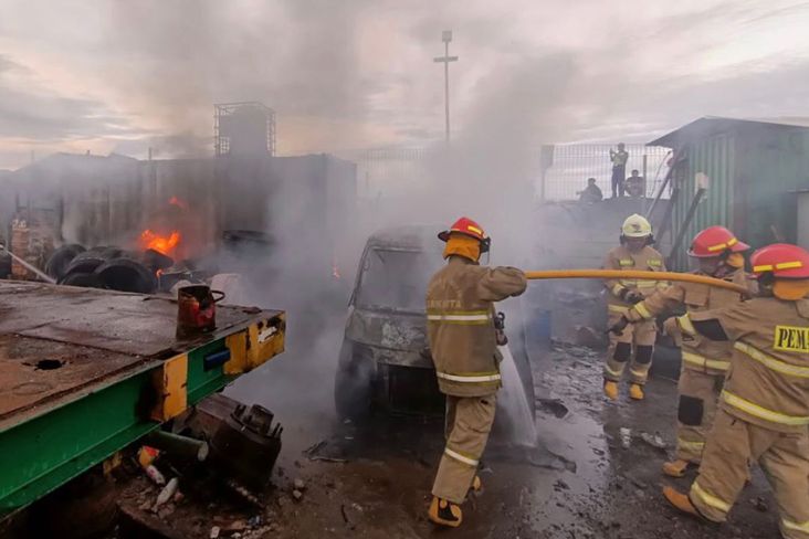 Gara-gara Obat Nyamuk Bakar, Mobil dan Motor di Cilincing Hangus Terbakar