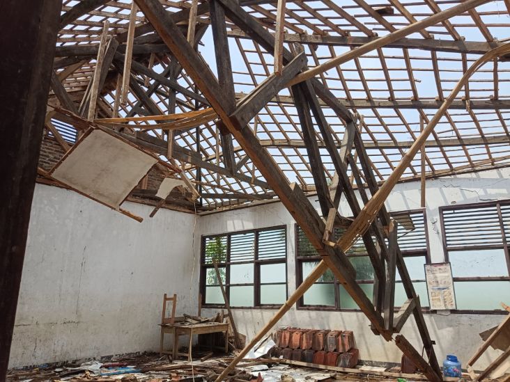 Gedung Sekolah di Karawang Roboh, Siswa SD Terpaksa Belajar di Rumah Warga