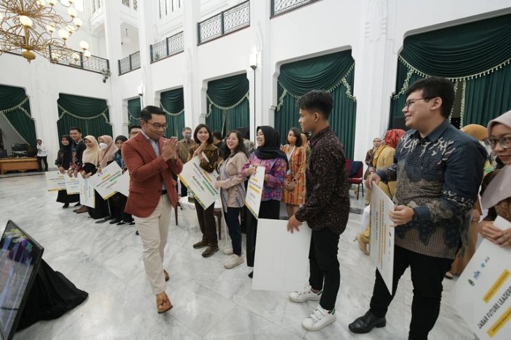 Jabar Future Leader, Gubernur Ridwan Kamil Serahkan 614 Beasiswa Pendidikan