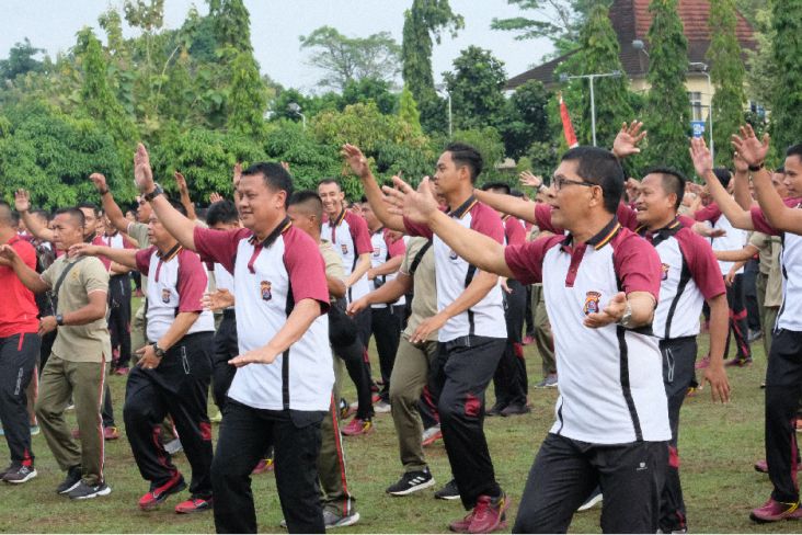 Perkuat Persaudaraan, 1.000 Anggota TNI dan Polri Olahraga Bersama di Polda Banten