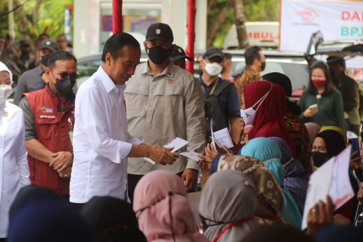 Pantau Penyaluran Bansos di Balikpapan, Presiden Jokowi Sebut BLT BBM Tersalurkan 99,7% dan BSU 72%