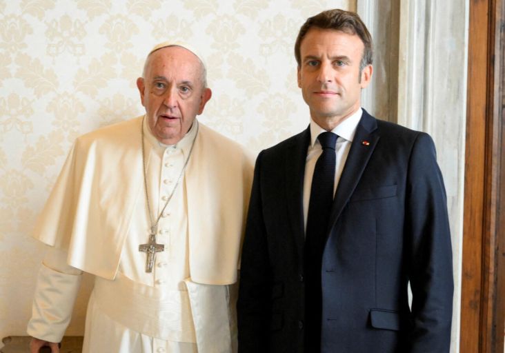 Macron Memohon Paus Fransiskus Telepon Putin dan Biden