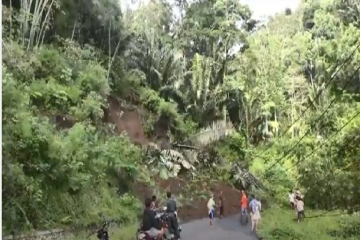 Jalan Poros Rantepao-Rindingallo di Toraja Utara Tertutup Longsor Akibatkan Transportasi Lumpuh