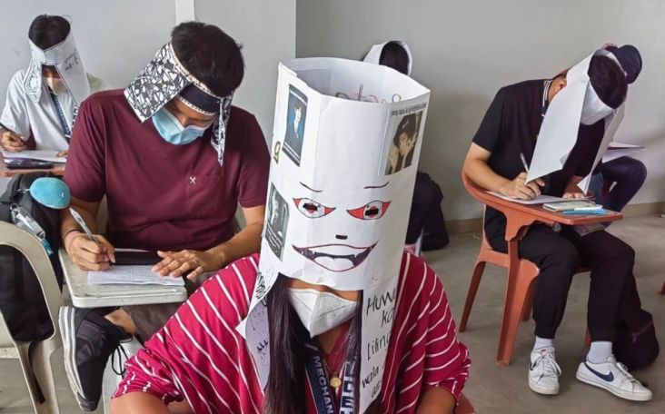 Viral Foto Mahasiswa Filipina Ujian dengan Topi Anti Nyontek