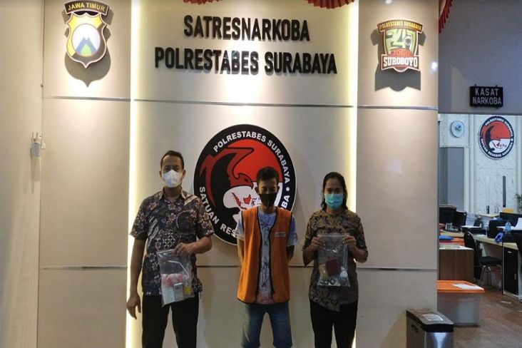 Nyambi Edarkan Narkoba, Kuli Bangunan di Surabaya Ditangkap Polisi