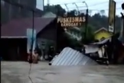 Detik-detik Banjir Bandang Terjang Pusat Kota Majene, Warga Minta Tolong