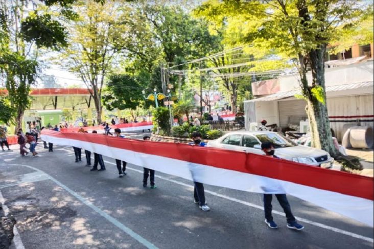 Peringati Sumpah Pemuda, Alumni dan Siswa SMAN 1 Salatiga Bentangkan Bendera Sepanjang 1 KM