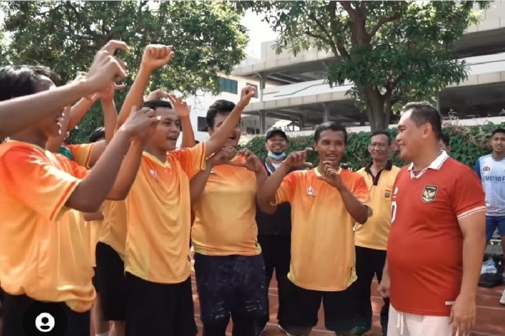 Cegah Tawuran, Kapolda Metro Jaya Penuhi Janji Bermain Bola dengan Pemuda Manggarai