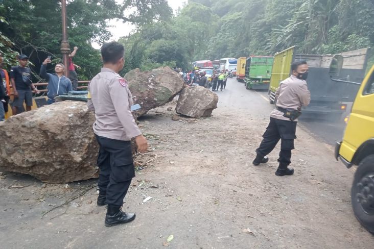 2 Mobil Tertimpa Batu Besar di Cadas Pangeran, 4 Korban Terluka Dilarikan ke RS