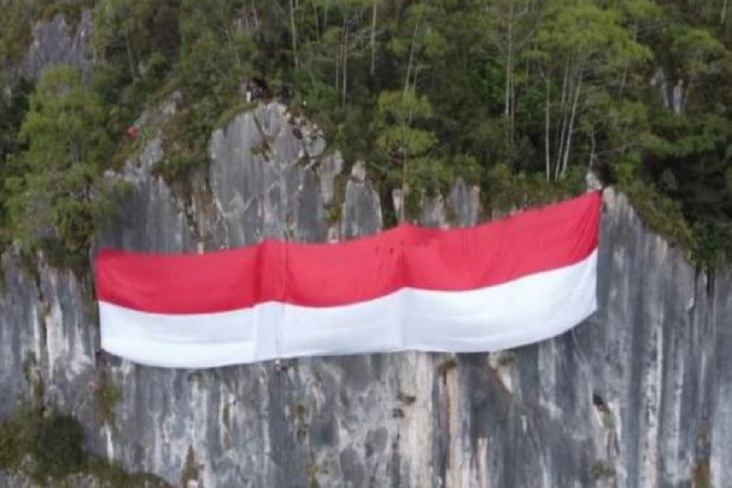 Puluhan Pemuda Tana Toraja Bertarung Nyawa Kibarkan Bendera Merah Putih Raksasa di Tebing Batu