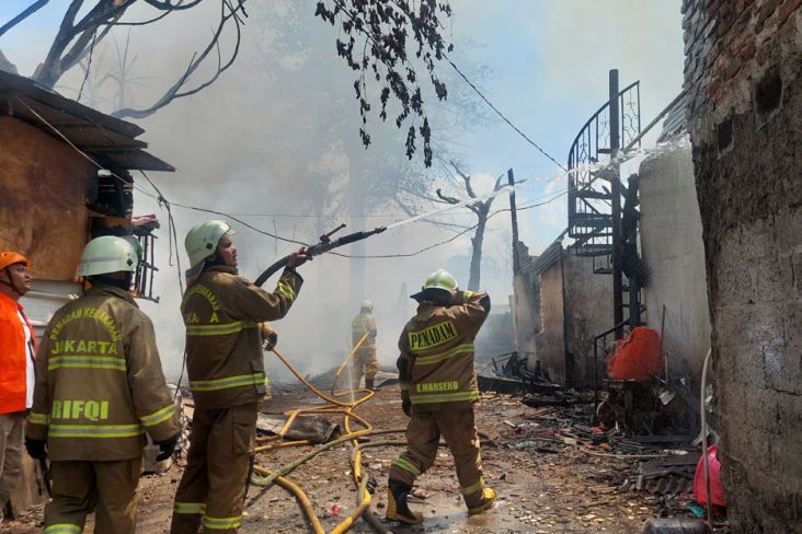 Kebakaran di Kebayoran Lama Ludeskan Puluhan Rumah Warga